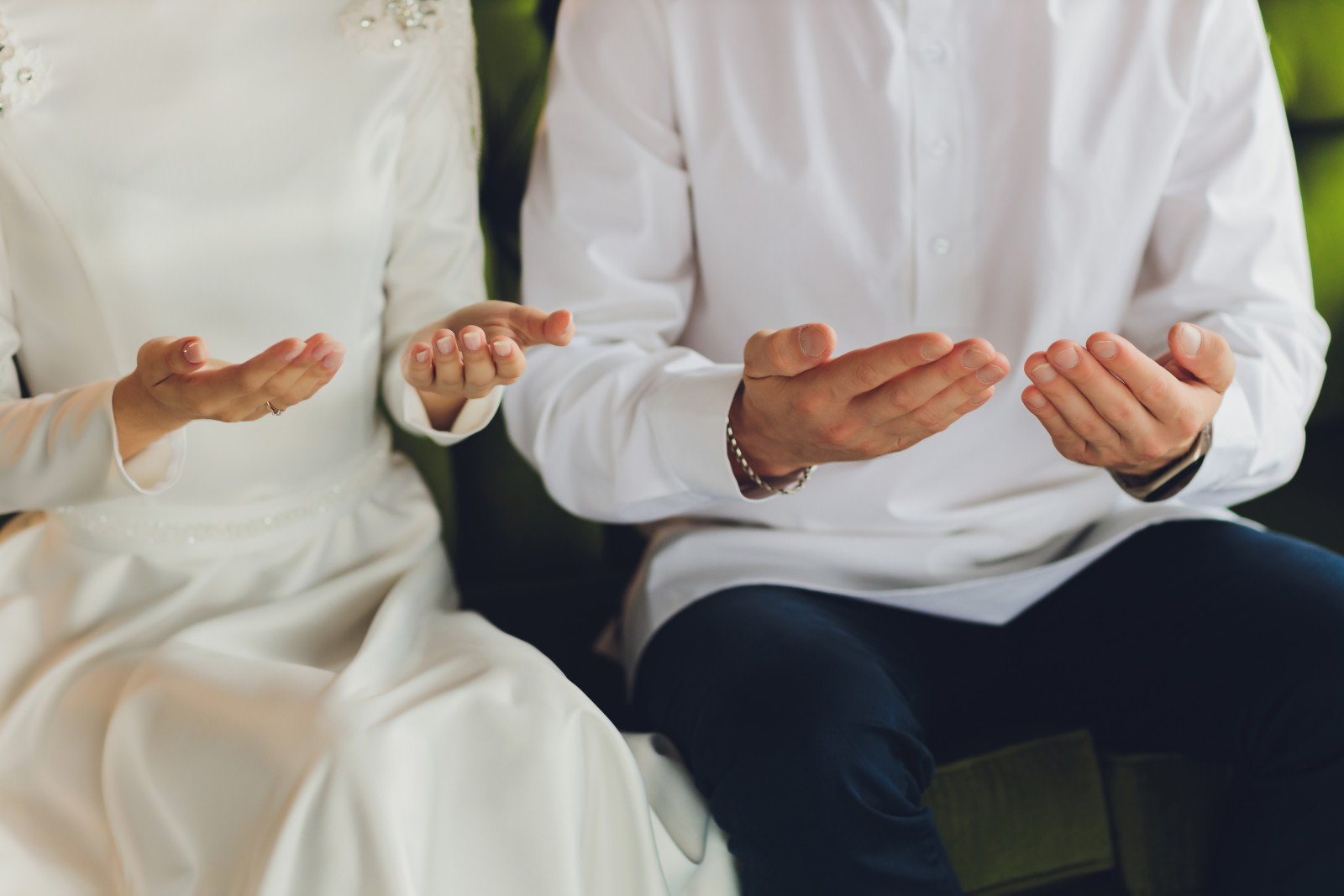 Suami dan Istri Berdoa Bersama Untuk Perliindungan dan Pertolongan Allah